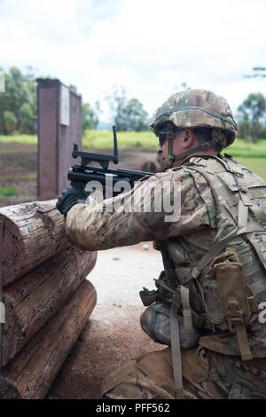 Cpl. Jakob Biene, eine Infanterie Mann zu 1. gepanzerte Brigade Combat Team, 3rd Infantry Division, die Unterstützung der 2.Infanterie Division als Teil der Rotationskräfte, und heimisch in Naples, Florida, engagiert sich ein Ziel in der M320 40mm Granatwerfer Range während der 2018 US-Army-Pacific Befehl Noncommissioned Officer und besten Krieger Wettbewerb Schofield Kasernen, Hawaii, Juni 12. Die USARPAC BWC wird gehalten, zu erkennen und die qualifiziertesten Unteroffizier und Junior wählen Sie Soldat Soldat in der Armee des USARPAC 2018 besten Krieger Konkurrenz darzustellen am Fort A.P. Stockfoto