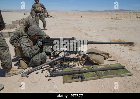 Marines mit Batterie M, 3.Bataillon, 14 Marine Regiment, 4 Marine Division, Durchführung live - feuerwehrübungen auf einem .50 Kaliber medium Maschinengewehr an einem Crew - serviert, während integrierte Ausbildung Übung 4-18 in der Marine Corps Air Ground Combat Center Twentynine Palms, Calif., 10. Juni 2018. ITX 4-18 bietet MAGTF Elemente eine Gelegenheit, einen Service Level Bewertung der Kernkompetenzen, die sich auf Auslandseinsätze sind unerlässlich, um zu unterziehen, Vorwärts - bereitgestellt. Stockfoto