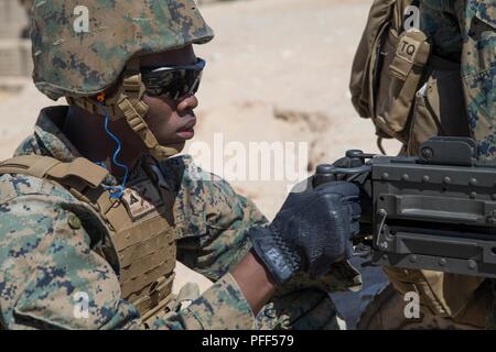 Marines mit Batterie M, 3.Bataillon, 14 Marine Regiment, 4 Marine Division, Durchführung live - feuerwehrübungen auf einem .50 Kaliber medium Maschinengewehr an einem Crew - serviert, während integrierte Ausbildung Übung 4-18 in der Marine Corps Air Ground Combat Center Twentynine Palms, Calif., 10. Juni 2018. ITX 4-18 bietet MAGTF Elemente eine Gelegenheit, einen Service Level Bewertung der Kernkompetenzen, die sich auf Auslandseinsätze sind unerlässlich, um zu unterziehen, Vorwärts - bereitgestellt. Stockfoto