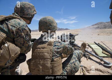 Marines mit Batterie M, 3.Bataillon, 14 Marine Regiment, 4 Marine Division, Durchführung live - feuerwehrübungen auf einem .50 Kaliber medium Maschinengewehr an einem Crew - serviert, während integrierte Ausbildung Übung 4-18 in der Marine Corps Air Ground Combat Center Twentynine Palms, Calif., 10. Juni 2018. ITX 4-18 bietet MAGTF Elemente eine Gelegenheit, einen Service Level Bewertung der Kernkompetenzen, die sich auf Auslandseinsätze sind unerlässlich, um zu unterziehen, Vorwärts - bereitgestellt. Stockfoto