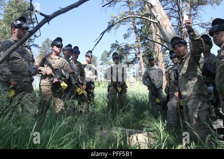 Soldaten aus Kansas Nationalgarde und finden gemeinsam einen Plan zu kommen, bevor sie ihre Mission auf militärische Operationen in urbanem Gelände beginnen (mout) während der Goldenen Coyote Übung, West Camp Rapid, Rapid City, S.D., 13. Juni 2018. Die goldenen Coyote Training bietet relevante Ausbildung Möglichkeiten zur Unterstützung der überseeischen Blindbewerbungen und Heimatschutz. Stockfoto