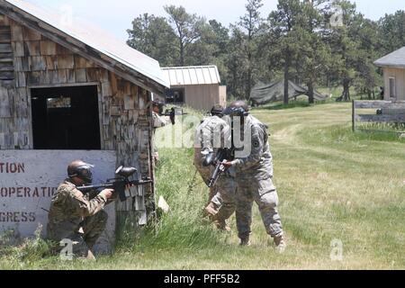 Soldaten aus Kansas Nationalgarde und finden ein Zimmer beim Training auf die militärischen Operationen in urbanem Gelände (mout) Ausbildung Lane während des goldenen Coyote Übung, West Camp Rapid, Rapid City, S.D., 13. Juni 2018. Während des Goldenen Coyote Training service Mitglieder Zug auf der individuellen und kollektiven Fähigkeiten, um Bereitschaft Anforderungen erfüllen. Stockfoto