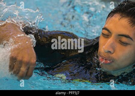 Pvt. Brian Hernandez, der 812Th Military Police Company, schwimmt über den Pool im Rahmen von Fit Camp Training, wo Soldaten alternative Übungen, die Sie tun können, um in der Form Jahr an Joint Base Mc Guire-Dix - Lakehurst, New Jersey, 12. Juni 2018 zu halten. U.S. Army Reserve Soldaten der 333. MP Brigade hatten die Gelegenheit zur Teilnahme an den Fit Camp, das Juni 2-16, 2018 dauerte, von der 336 MP Bataillons gehostet werden. Das Bataillon zur Verfügung die Soldaten mit Training, Coaching und Mentoring für die Dauer der Fit-Camp mit dem Ziel, Ihre körperliche Fitness verbessern und Erziehung auf Pro Stockfoto