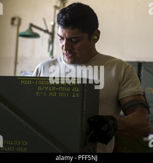 Staff Sgt. Kevin Mejia, 57 Equipment Maintenance Squadron konventionellen Besatzungsmitglied, bereitet eine munitions Kiste zum Laden während Green Flag West, 11. Juni 2018, an der Nellis Air Force Base in Nevada. Die 366 EMS augmented 57 EMS Flieger während der grünen Flagge. Diese Übung eine verstärkte Bereitschaft durch Schließen Air Support Schulung über das National Training Center, Fort Irwin, Kalifornien. Stockfoto