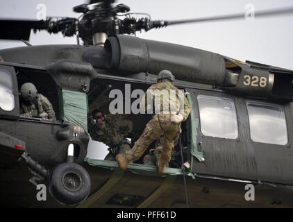 Ein Army National Guard Soldat führt den Befehl und Kontrolle Teil der Masterstudiengang Rappel, 13. Juni 2018, am Lager Rilea in der Nähe von Troy, Michigan. Um die Flugzeuge rappel, Soldaten waren erforderlich, drei offene Seite rappels innerhalb von 24 Stunden nach Ihrer geplanten Test abzuschließen. Der Test zeigt die Fähigkeit der Schüler erfolgreich mehrere abseilen Soldaten aus der ein Drehflügler auf etwa 90 Meter über dem Boden zu senden. ( Stockfoto