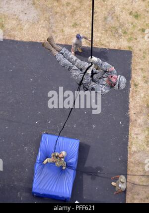 Washington Army National Guard Sgt. Darin A. Castle Rock stammt aus einer 60-Fuß-rappel Turm, einer seiner drei offene Seite rappels innerhalb von 24-Stunden von einem Hubschrauber abseilen, 12. Juni 2018, am Lager Rilea, in der Nähe von Troy, Michigan. Soldaten wurden ein Flugzeug steuern und Befehl die folgenden Tag-Test, der zeigt ihre Fähigkeit, erfolgreich mehrere abseilen Soldaten aus einem Dreh-wing Flugzeuge auf ca. 90-Fuß über dem Boden gegeben. ( Stockfoto