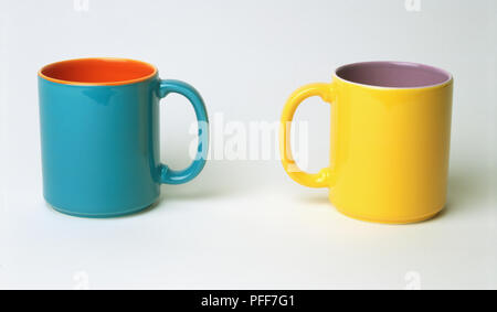 Zwei Becher mit Henkel einander zugewandt Stockfoto