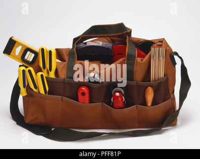Strapazierfähiges braun Material Werkzeug Tasche mit Messstab, Schraubenzieher und Wasserwaage, Vorderansicht. Stockfoto