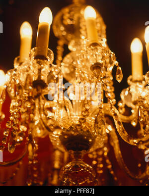 Opulenten Kristallkronleuchter beleuchtet, Nahaufnahme, Low Angle View. Stockfoto