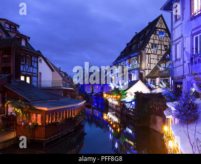 Alte Häuser beleuchtet in der Nacht im Winter, Colmar, Frankreich Stockfoto