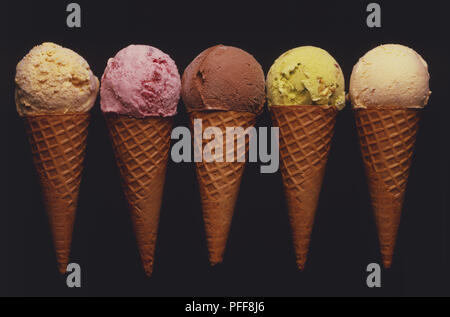 Fünf verschiedene aromatisiert Kugeln Eis in der Waffel Stockfoto