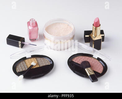 Sammlung von Kosmetik Make-up-Produkte, einschließlich Lippenstifte, Nagellack, loser Puder und Lidschatten und Rouge mit Bürsten, hoher Blickwinkel betrachten. Stockfoto