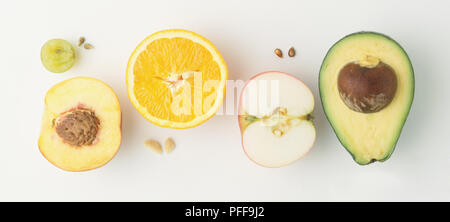 Früchte halbieren, Nektarine, Orange, Traube, Apfel, Avocado, Steine und Samen Stockfoto