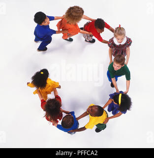 Kinder in Conga line in einem Kreis, Ansicht von oben Stockfoto