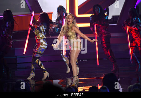 Jennifer Lopez auf der Bühne an der 2018 MTV Video Music Awards in der Radio City Music Hall in Los Angeles, USA statt. Bild Datum: Montag, August 20, 2018. Siehe PA Geschichte SHOWBIZ VMAs. Foto: PA/PA-Kabel auf der Bühne im Jahr 2018 MTV Video Music Awards statt, die auf dem Forum in Los Angeles, USA. Bild Datum: Montag, August 20, 2018. Siehe PA Geschichte SHOWBIZ VMAs. Foto: PA/PA-Kabel Stockfoto