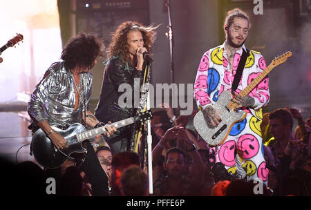 Post Malone (rechts) führt mit Joe Perry (links) und Steven Tyler von Aerosmith auf der Bühne im Jahr 2018 MTV Video Music Awards in der Radio City Music Hall in Los Angeles, USA statt. Bild Datum: Montag, August 20, 2018. Siehe PA Geschichte SHOWBIZ VMAs. Foto: PA/PA-Kabel auf der Bühne im Jahr 2018 MTV Video Music Awards statt, die auf dem Forum in Los Angeles, USA. Bild Datum: Montag, August 20, 2018. Siehe PA Geschichte SHOWBIZ VMAs. Foto: PA/PA-Kabel Stockfoto