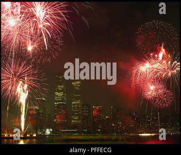 USA, New York, Feuerwerk auf dem East River gegen die Skyline von Manhattan. Stockfoto