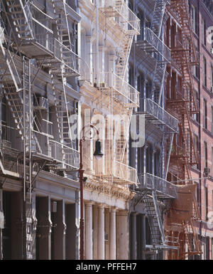 USA, New York, Lower Manhattan, Ende 19. Jahrhundert Rot, Weiß und Blau dekorative gusseisernen Fassaden auf Greene Street. Stockfoto