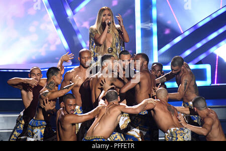 Jennifer Lopez auf der Bühne an der 2018 MTV Video Music Awards in der Radio City Music Hall in Los Angeles, USA statt. Bild Datum: Montag, August 20, 2018. Siehe PA Geschichte SHOWBIZ VMAs. Foto: PA/PA-Kabel auf der Bühne im Jahr 2018 MTV Video Music Awards statt, die auf dem Forum in Los Angeles, USA. Bild Datum: Montag, August 20, 2018. Siehe PA Geschichte SHOWBIZ VMAs. Foto: PA/PA-Kabel Stockfoto