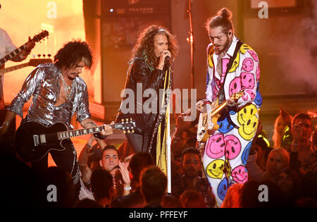 Post Malone (rechts) führt mit Joe Perry (links) und Steven Tyler von Aerosmith auf der Bühne im Jahr 2018 MTV Video Music Awards in der Radio City Music Hall in Los Angeles, USA statt. Bild Datum: Montag, August 20, 2018. Siehe PA Geschichte SHOWBIZ VMAs. Foto: PA/PA-Kabel auf der Bühne im Jahr 2018 MTV Video Music Awards statt, die auf dem Forum in Los Angeles, USA. Bild Datum: Montag, August 20, 2018. Siehe PA Geschichte SHOWBIZ VMAs. Foto: PA/PA-Kabel Stockfoto