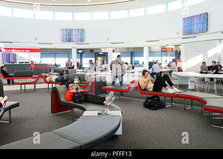 Passagiere entspannt auf moderne Sitze am Flughafen Brisbane, Queensland, Queensland, Australien Stockfoto