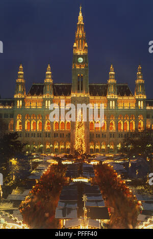 Österreich, Wien, traditionellen Christkindlmarkt (Weihnachtsmarkt) vor dem Neuen Rathaus (Neues Rathaus) in der Nacht. Stockfoto