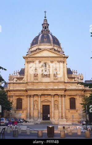 Frankreich, Paris, Eglise de la Sorbonne, Fassade der Kirche mit Kuppel und mit Statuen geschmückt. Stockfoto