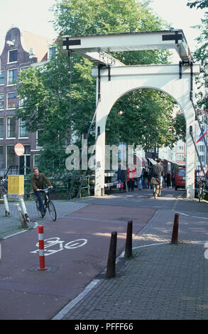 Holland, Amsterdam, Ansicht von der Straße der Brücke auf Staalstraat, Kreuzung Groenburgwal. Stockfoto