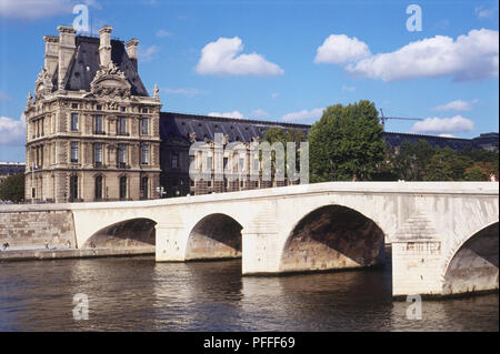 Frankreich, Paris, Quartal Tuileries, Pont Royal vom linken Ufer der Seine, der Louvre, weißen Stein bogenförmige Brücke. Stockfoto