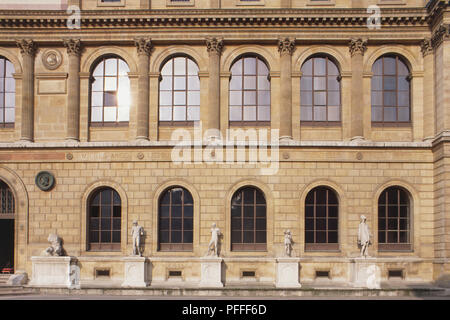 Frankreich, Paris, St.-Germain-des-Pres, Ecole Nationale Superieure des Beaux-arts, Fassade der Hochschule mit Bogenfenstern und Statuen. Stockfoto