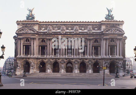 Frankreich, Paris, Opéra Viertel, Palais Garnier, der Place de l'Opéra, großes Gebäude mit Säulen und Bögen, die mit Statuen auf der Oberseite. Stockfoto