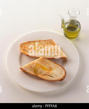 Spanien, Tostada con Aceite, ein geröstetes Baguette auf einem Teller mit Olivenöl. Stockfoto
