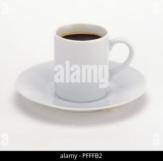 Schwarzen Kaffee in Weiß auf Weiß Untertasse Stockfoto