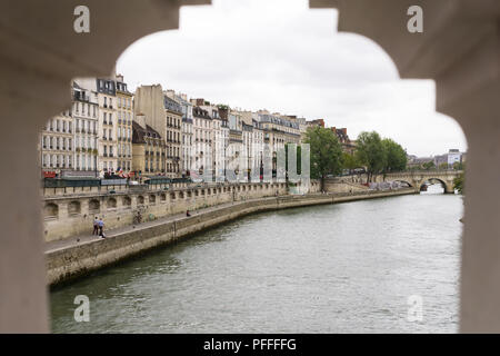 Paris Stadtbild - Gebäude am Quai des Grands Augustins von der Saint Michel Brücke in Paris, Frankreich, Europa gesehen. Stockfoto