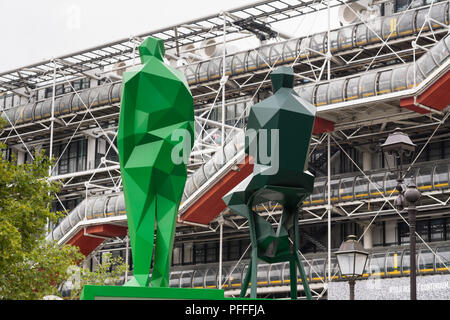 Beaubourg Paris Skulpturen - Skulpturen von Renzo Piano und Richard Rogers, Architekten des Centre Pompidou in Paris, Frankreich. Stockfoto