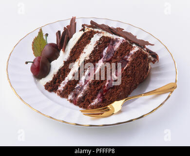 Teil der Schwarzwälder Kirschtorte, einer geschichteten Kuchen mit Sahne gefüllt und mit Schokolade, Kirschen und Sahne dekoriert. Stockfoto