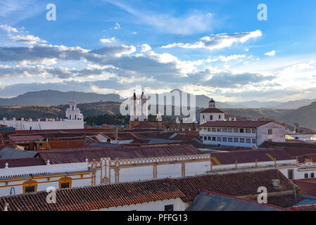 Aussicht auf den Sonnenuntergang über den Dächern von Sucre aus der Parador Santa Maria La Real, Sucre, Bolivien Stockfoto