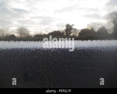 Winter Frost Kristalle auf einem Paddock Zaun, ländliche Hampshire UK Stockfoto