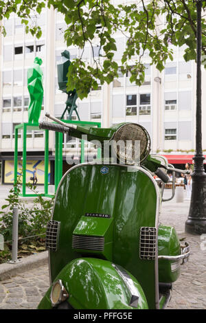 Grüne Vespa in Beaubourg Viertel von Paris mit den Skulpturen von Renzo Piano und Richard Rogers im Hintergrund geparkt. Frankreich, Europa. Stockfoto