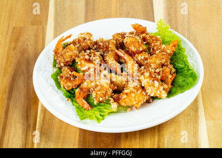 Teig Garnelen mit Salat Stockfoto