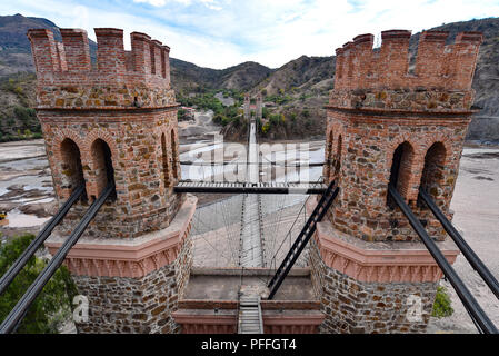 Puente Sucre (oder Puente Mendes), einer alten Hängebrücke 1890 überspannt den Rio Pilcomayo im Departamento Chuquisaca, Bolivien gebaut. Stockfoto