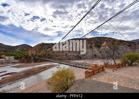 Puente Sucre (oder Puente Mendes), einer alten Hängebrücke 1890 überspannt den Rio Pilcomayo im Departamento Chuquisaca, Bolivien gebaut. Stockfoto
