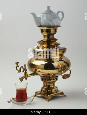 Traditionelle messing Samowar für die Türkischen Tee, Keramik Teekanne auf Urne, tulpenförmiges Glas Tee auf der Untertasse. Stockfoto