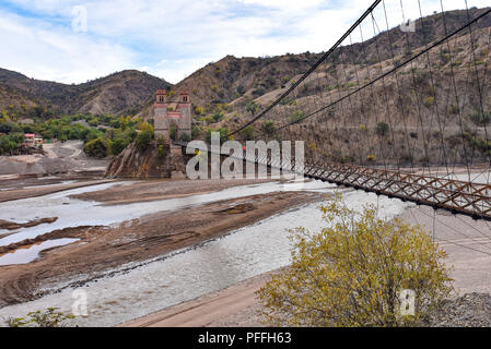 Puente Sucre (oder Puente Mendes), einer alten Hängebrücke 1890 überspannt den Rio Pilcomayo im Departamento Chuquisaca, Bolivien gebaut. Stockfoto