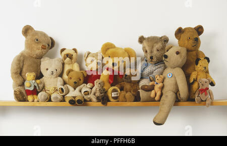 Auf dem Regal: Sammlung von Teddybären auf Wandregal angeordnet, Vorderansicht Stockfoto