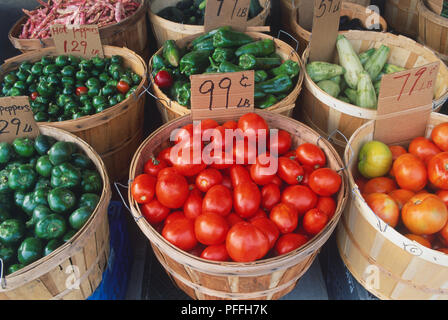 Kanada, Ontario, Toronto, Little Italy, frisches Gemüse, wie Tomaten, Paprika und Zucchini, auf Verkauf von Weidenkörbe, Nahaufnahme, hohe Blickwinkel betrachten. Stockfoto