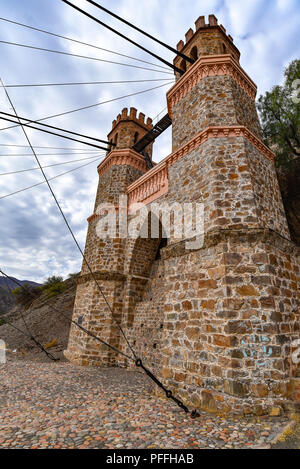 Puente Sucre (oder Puente Mendes), einer alten Hängebrücke 1890 überspannt den Rio Pilcomayo im Departamento Chuquisaca, Bolivien gebaut. Stockfoto