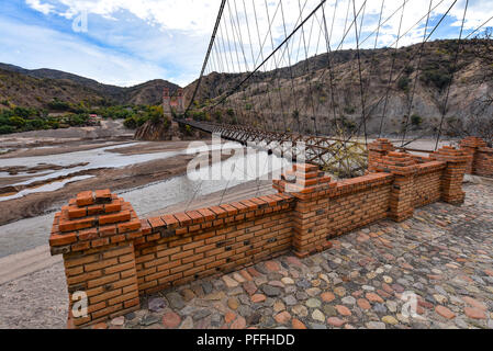 Puente Sucre (oder Puente Mendes), einer alten Hängebrücke 1890 überspannt den Rio Pilcomayo im Departamento Chuquisaca, Bolivien gebaut. Stockfoto
