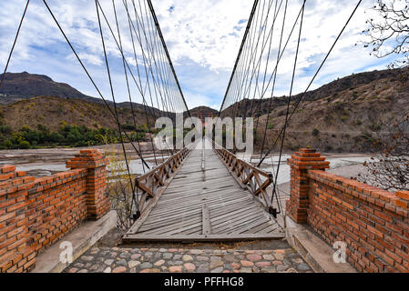 Puente Sucre (oder Puente Mendes), einer alten Hängebrücke 1890 überspannt den Rio Pilcomayo im Departamento Chuquisaca, Bolivien gebaut. Stockfoto