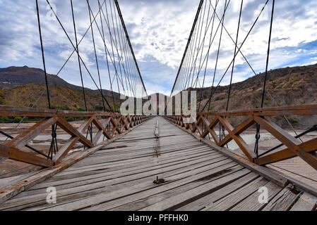 Puente Sucre (oder Puente Mendes), einer alten Hängebrücke 1890 überspannt den Rio Pilcomayo im Departamento Chuquisaca, Bolivien gebaut. Stockfoto